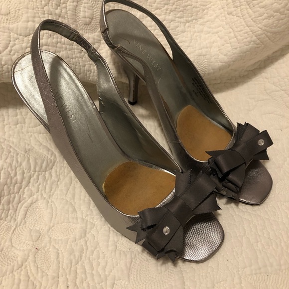 Nine West size 9M silver heels - Picture 2 of 11